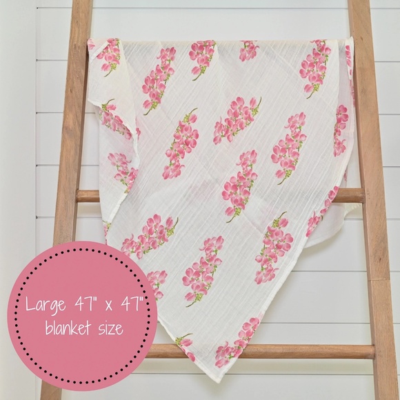 (NEW) Adorable Muslin Dogwood Swaddle - Picture 3 of 3